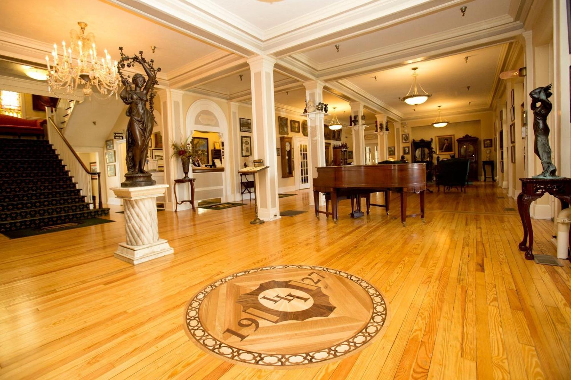 Lake Lure Inn And Spa Екстер'єр фото
